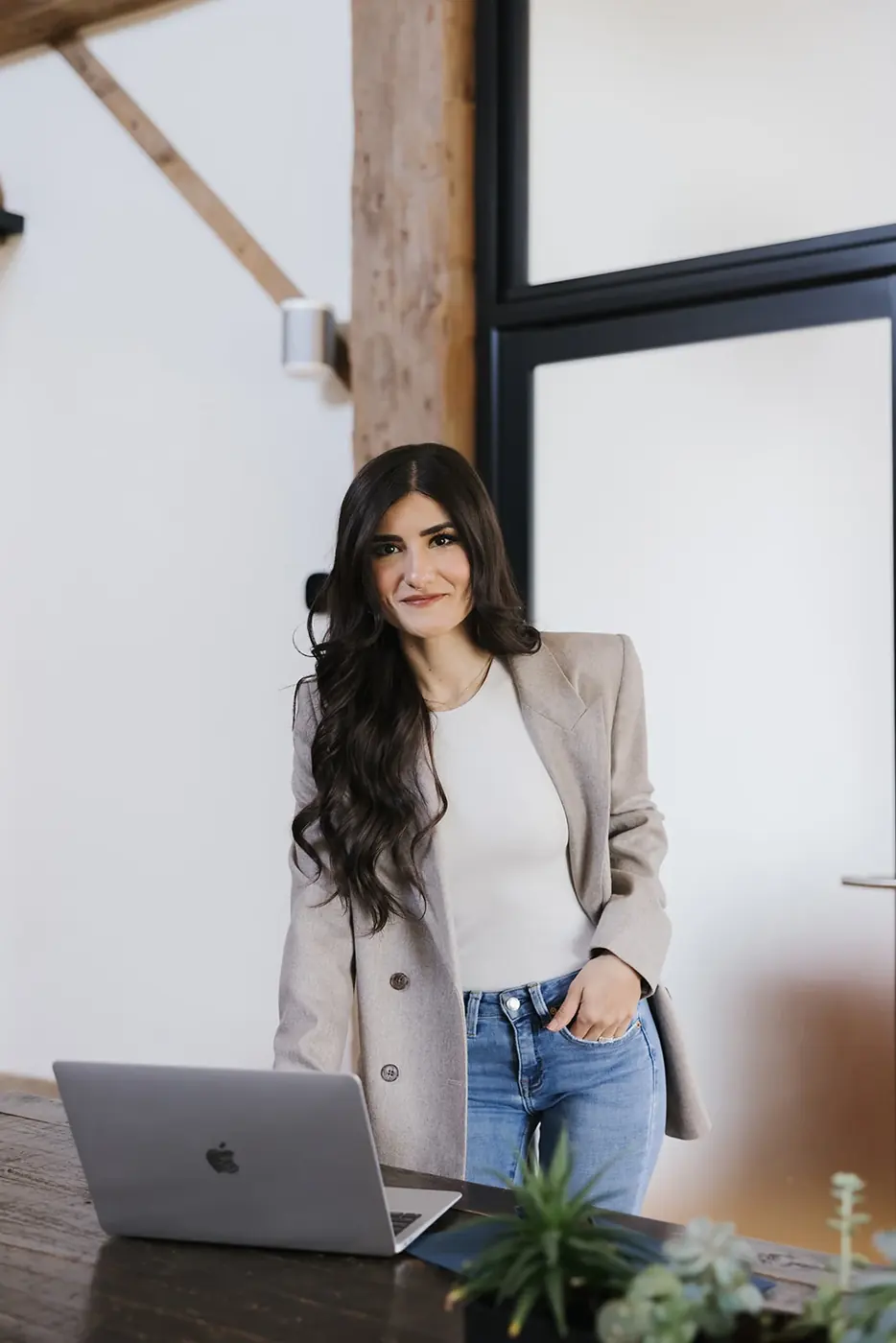 Manar Vandervecht working at a desk